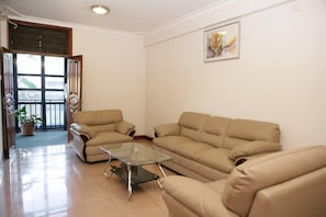 Lobby sitting area - Ivys Hotel (Kampala)