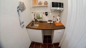 Apartment, Kitchen | Private kitchen | Coffee/tea maker, fridge, microwave - Berloga Sovetskaya 1k3 (Yekaterinburg)