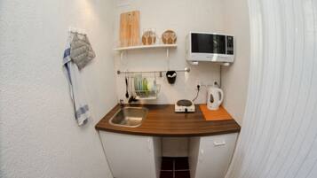 Apartment, Küche | Eigene Küche | Kühlschrank, Mikrowelle, Wasserkocher mit Kaffee-/Teezubehör