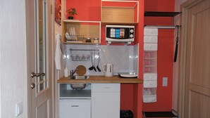 Double Room, Refrigerator & Microwave | Private kitchen | Coffee/tea maker, fridge, microwave - Berloga Sovetskaya 1k3 (Yekaterinburg)