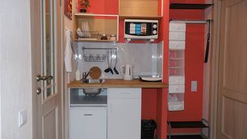 Doppelzimmer, Kühlschrank und Mikrowelle | Eigene Küche | Kühlschrank, Mikrowelle, Wasserkocher mit Kaffee-/Teezubehör