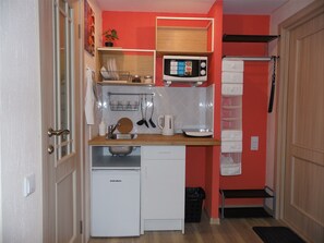 Double Room, Refrigerator & Microwave | Private kitchen | Coffee/tea maker, fridge, microwave - Berloga Sovetskaya 1k3 (Yekaterinburg)