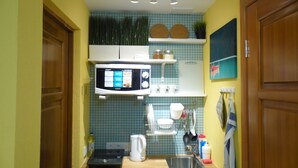 Studio, Kitchenette | Private kitchen | Coffee/tea maker, fridge, microwave - Berloga Sovetskaya 1k3 (Yekaterinburg)