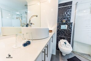Royal-Apartment, 1 Schlafzimmer, Balkon, Seeblick | 1 Schlafzimmer, kostenlose Babybetten, kostenloses Internet per Kabel