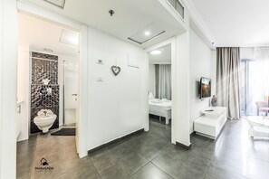 Royal-Apartment, 1 Schlafzimmer, Balkon, Seeblick | 1 Schlafzimmer, kostenlose Babybetten, kostenloses Internet per Kabel