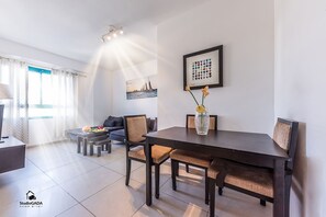 Apartamento conforto, 2 quartos | Opções para refeição no quarto
