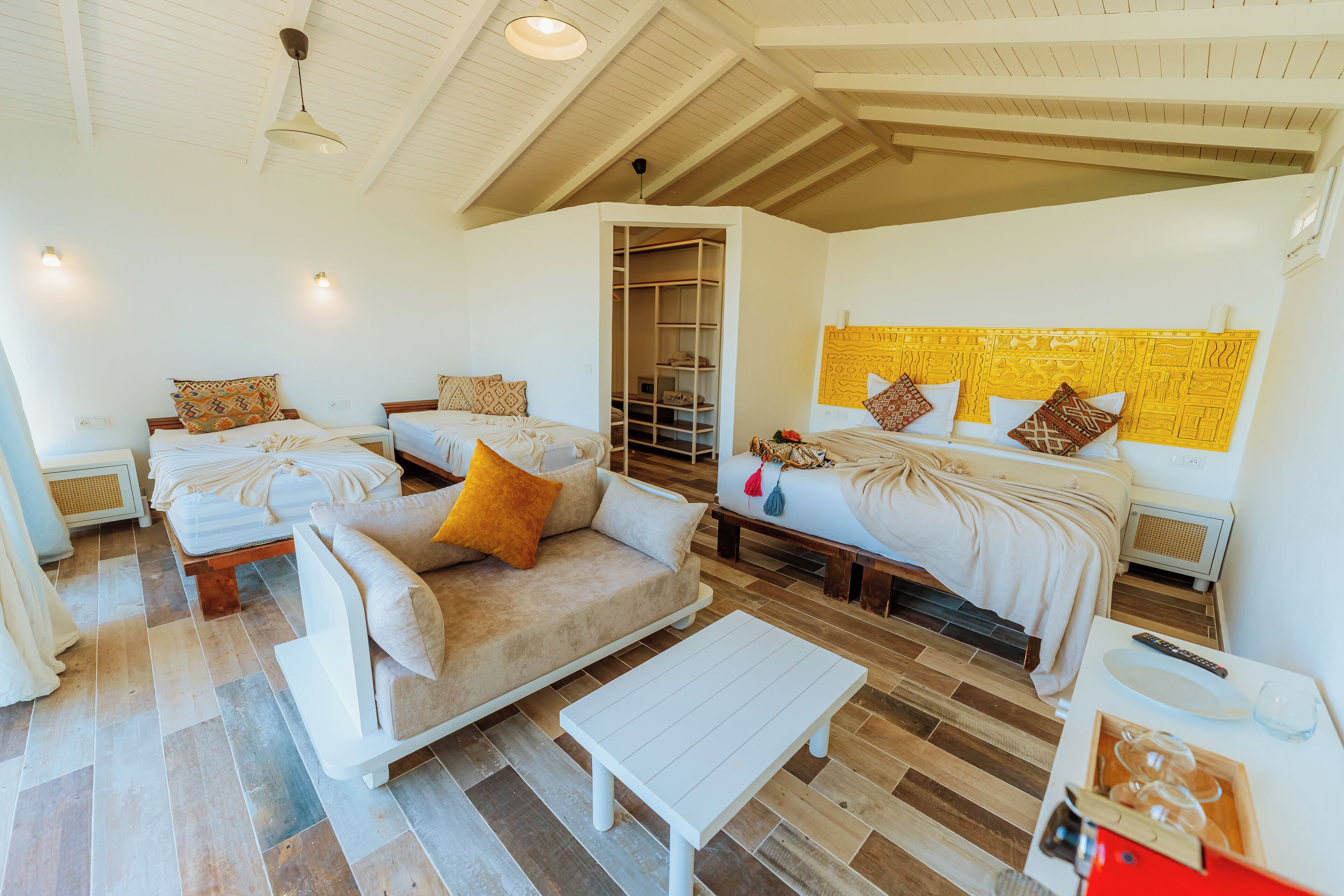 Bungalow VIP | Desk, blackout drapes, free cribs/infant beds, bed sheets