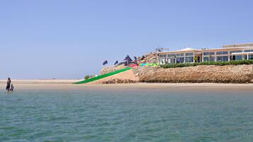 På stranden, dykning, vandski, windsurfing