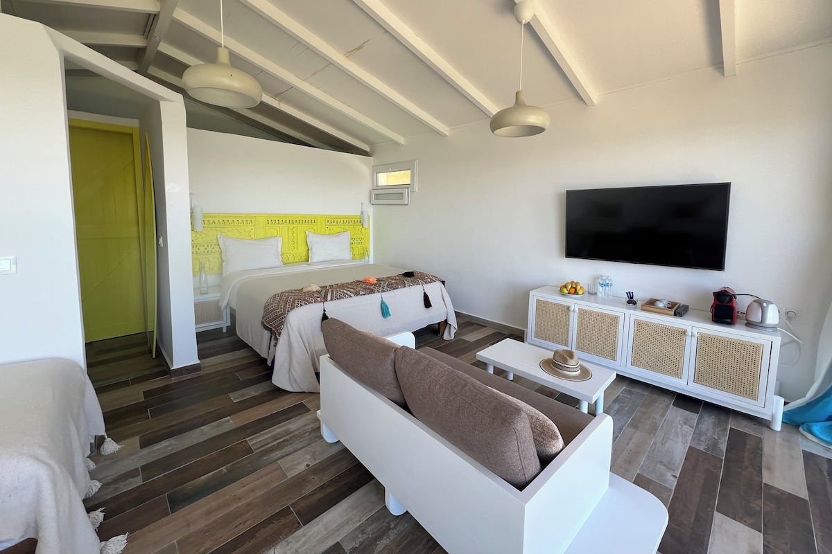 Desk, blackout drapes, free cribs/infant beds, bed sheets