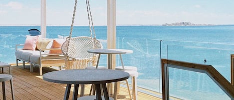 2 bars/lounges, rooftop bar