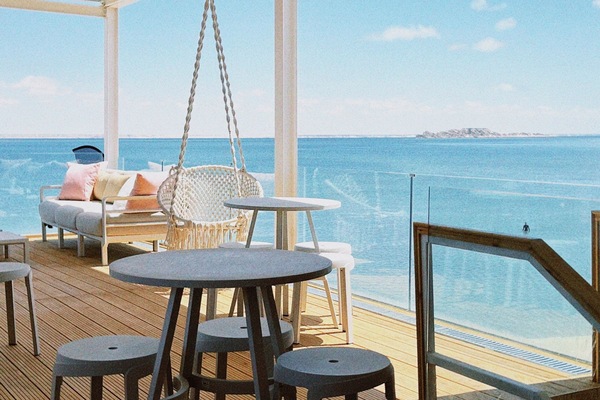 2 bars/lounges, rooftop bar