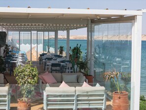 2 bars/lounges, rooftop bar