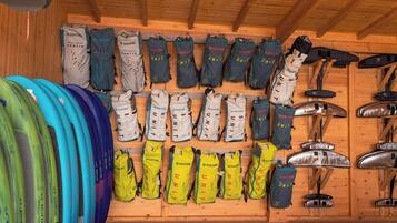 Un cuarto de almacenamiento con varias bolsas y tablas de surf.