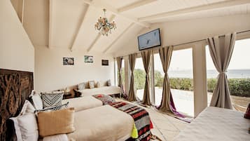 Bungalow VIP | Desk, blackout drapes, free cribs/infant beds, bed sheets