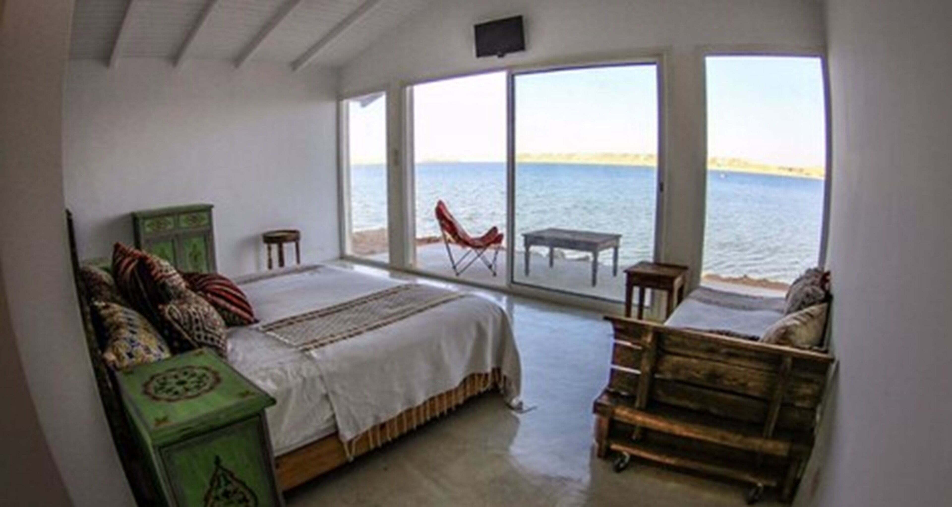 bungalow vip | 1 bedroom, desk, blackout curtains, free cots/infant beds