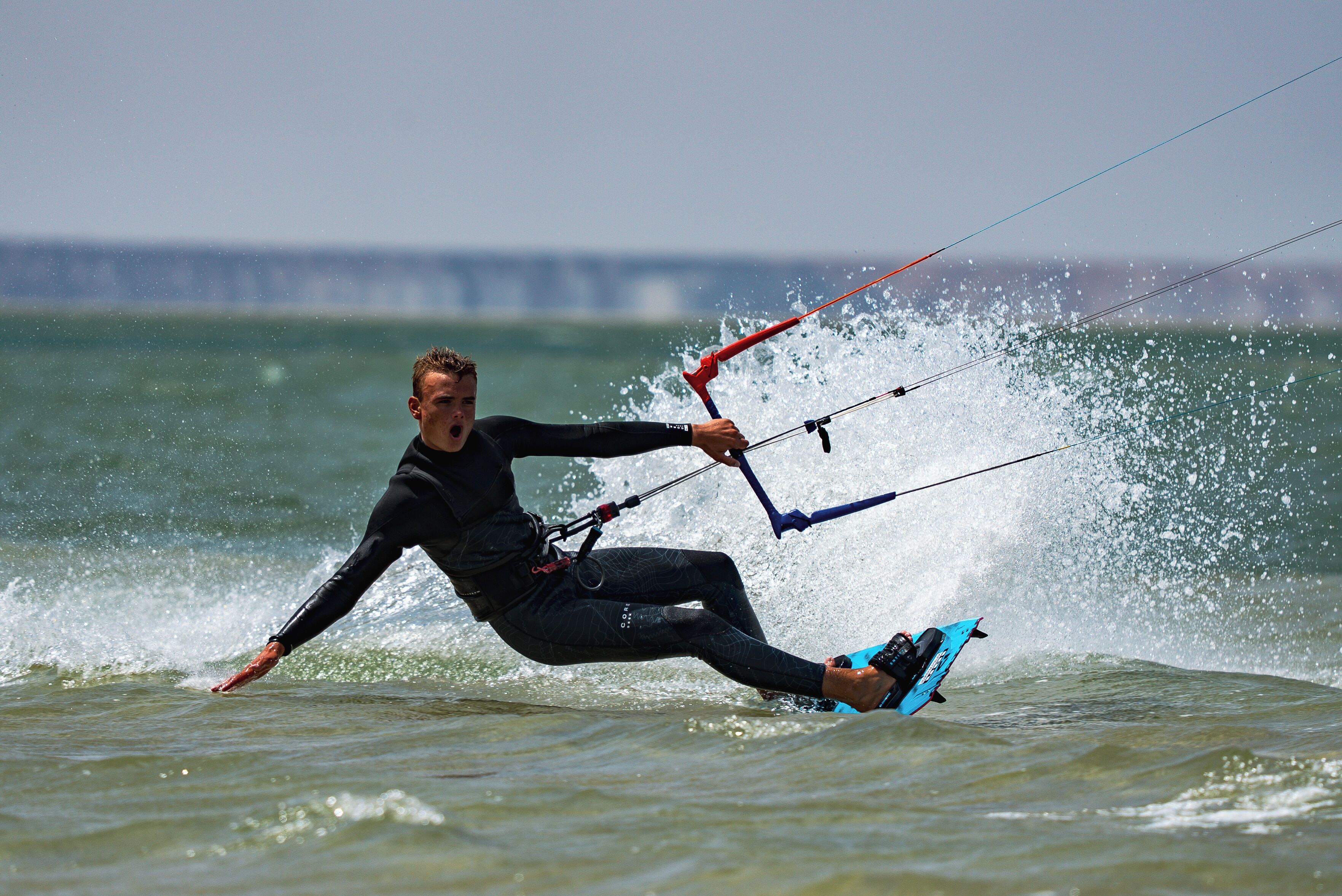 Iemand die aan het windsurfen is op het water.