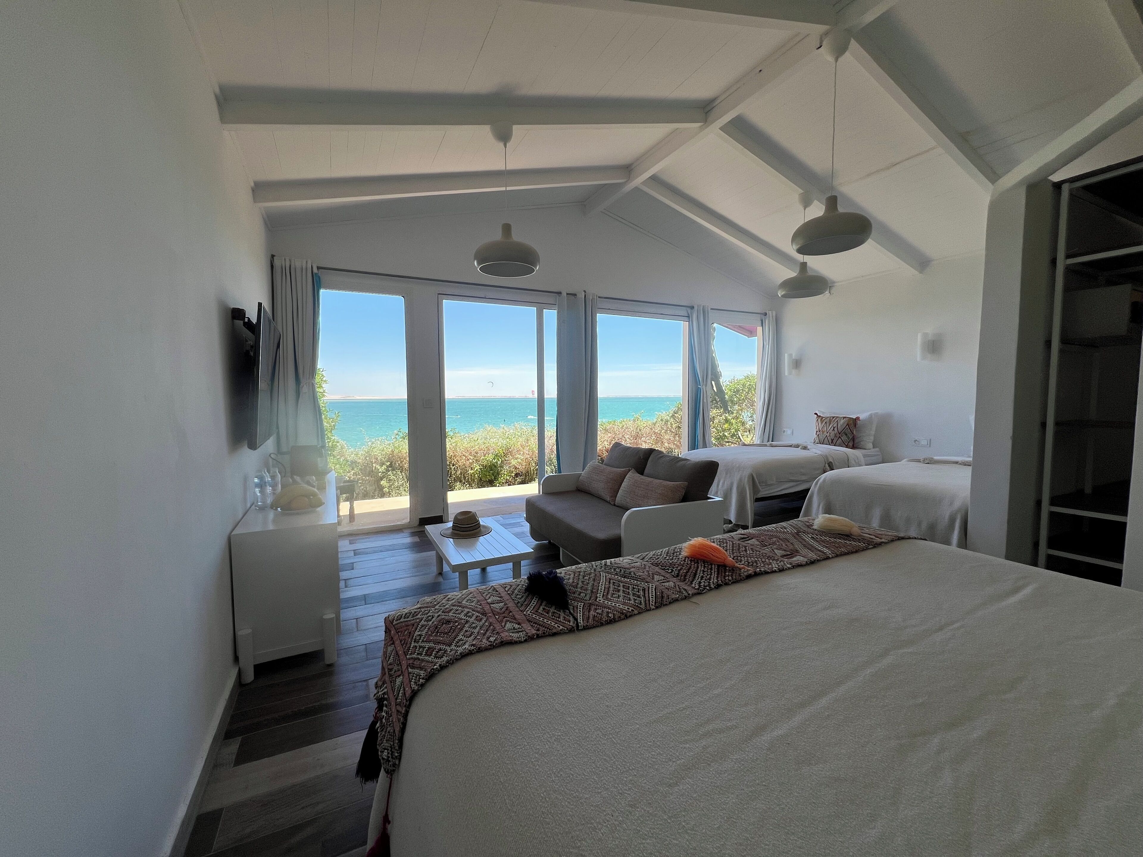 Bungalow VIP | Desk, blackout drapes, free cribs/infant beds, bed sheets