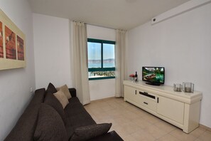 Appartement Confort, 2 chambres, 2 salles de bains, vue lac | Coin séjour | Télévision à écran plat