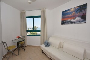 Appartement Confort, 2 chambres, 2 salles de bains, vue lac | Coin séjour | Télévision à écran plat