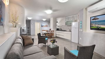 Suíte superluxo, banheira de hidromassagem, vista para a piscina | Área de estar | TV de tela plana
