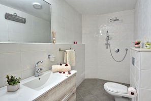 Luxury Suite, Jetted Tub, Pool View | Bathroom