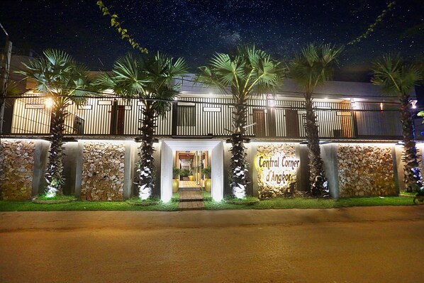 Fachada de la propiedad por la tarde o noche