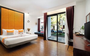 Habitación de hotel moderna con una cama grande, un escritorio y vistas al exterior.