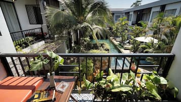 Super Family Deluxe With Balcony Pool View - Free Bus Station Pick Up | Balcón