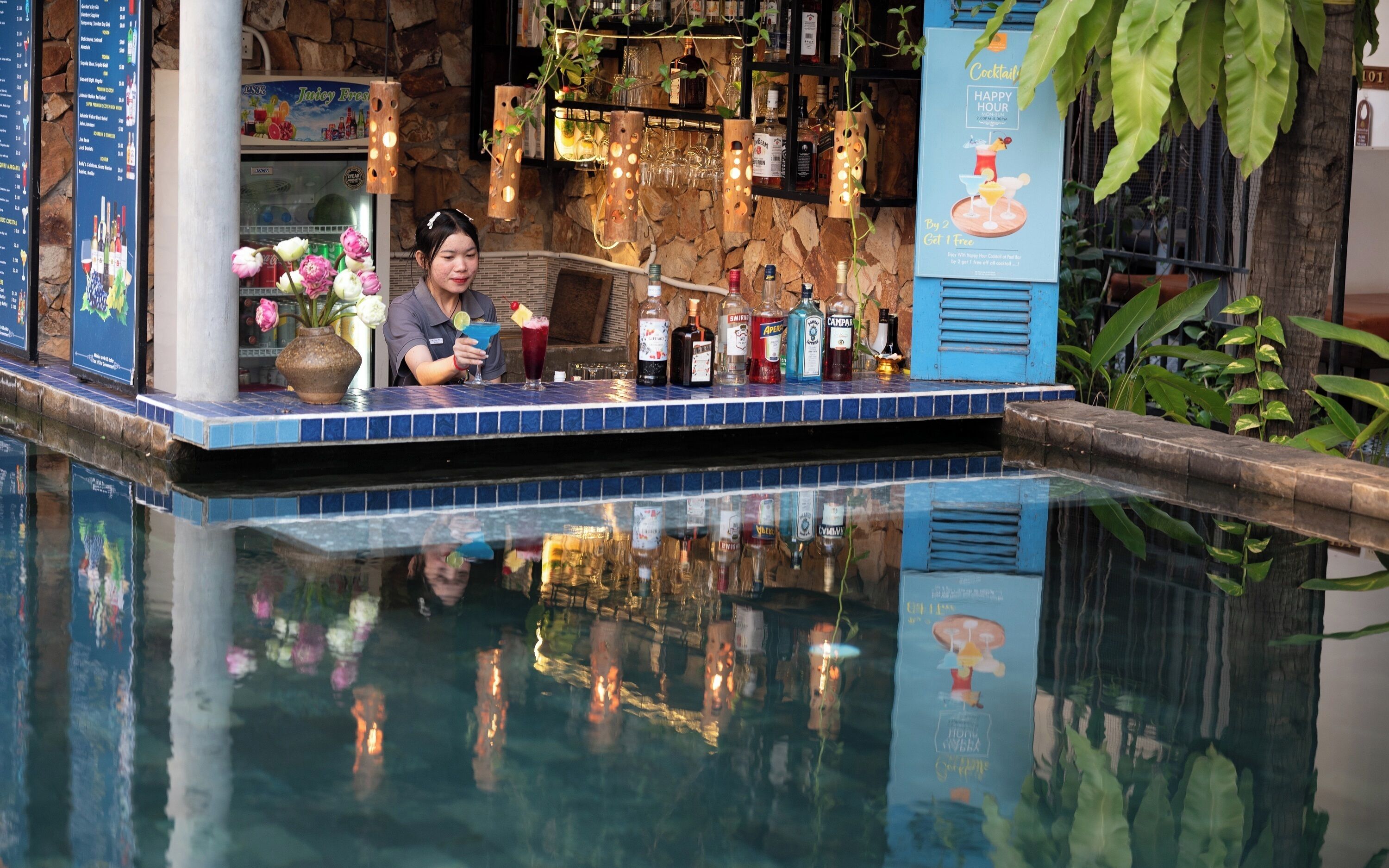 Swim-up bar