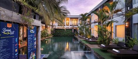 Außenpool, Sonnenschirme, Liegestühle