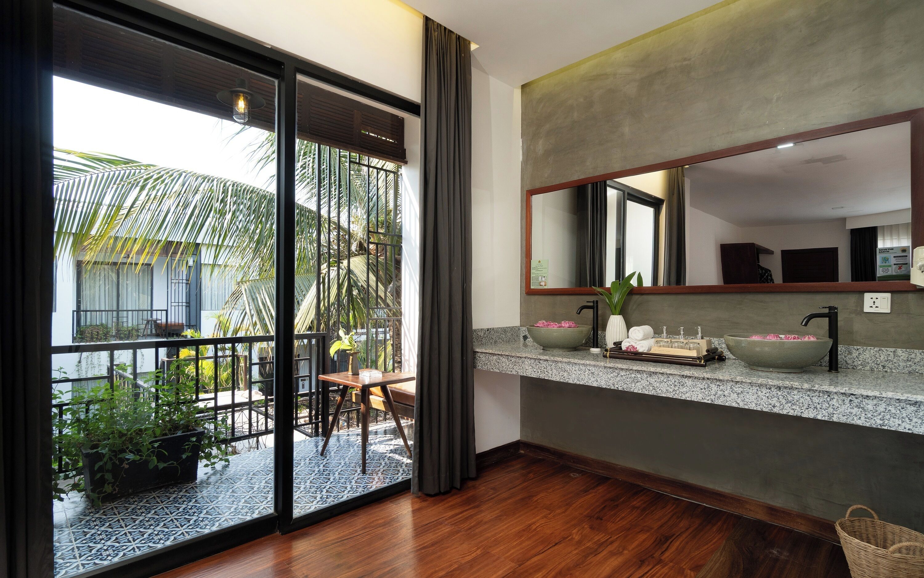 Habitación familiar, balcón, vistas a la piscina (Free Bus Station Pick up) | Balcón