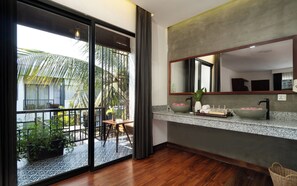 ห้องแฟมิลี่, ระเบียง, วิวสระว่ายน้ำ (Free Bus Station Pick up) | ระเบียง