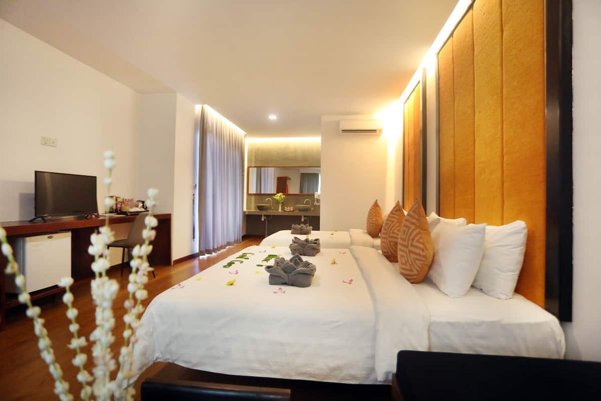 Deluxe Family Room, Balcony, Pool View - Free Bus Station Pick up