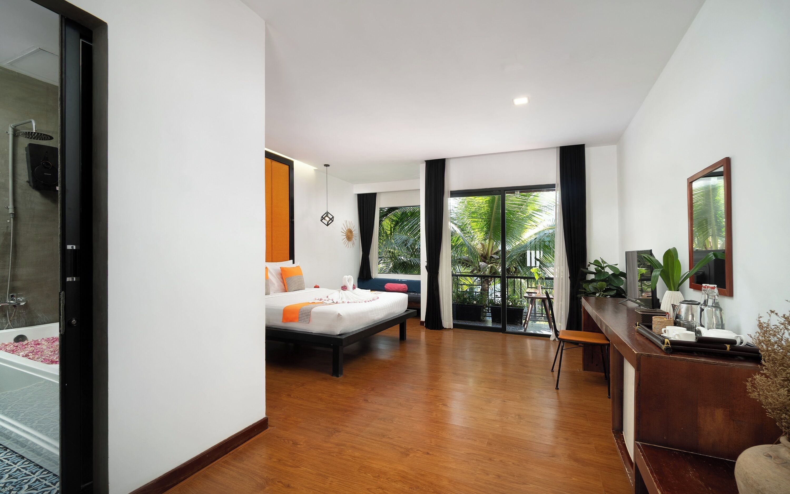 Juniorsvit - balkong - utsikt mot poolen (Free Bus Station Pick Up) | Rumsbekvämlighet