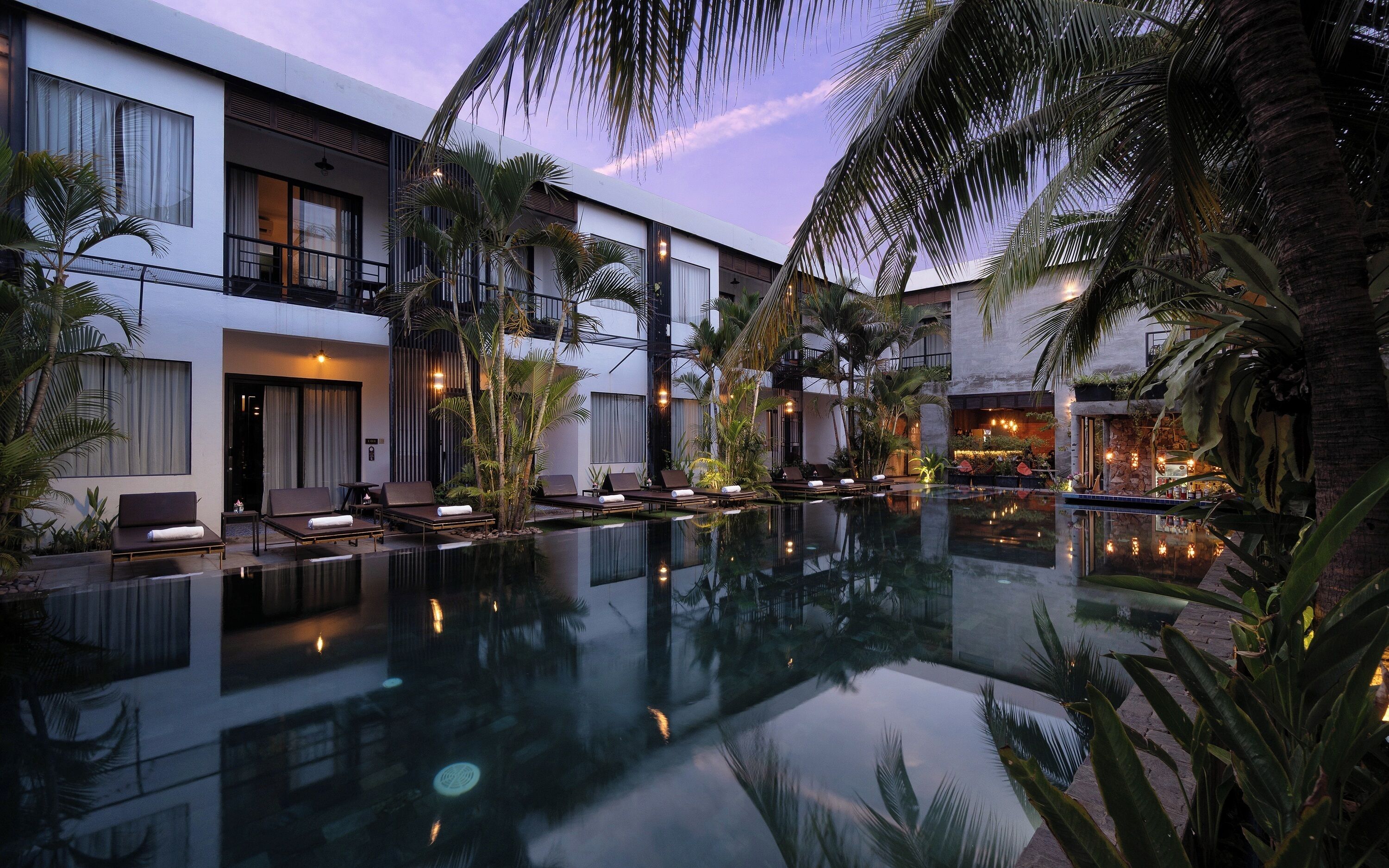 Udendørs pool, parasoller, liggestole