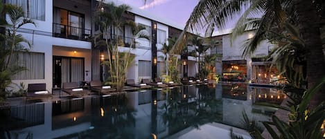 Udendørs pool, parasoller, liggestole