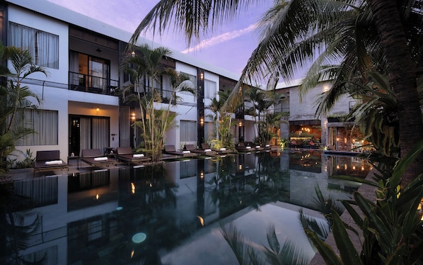 Utomhuspool, parasoller och solstolar