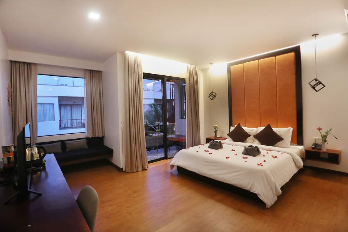 Studio Double Room, Balcony, Pool View - Free Bus Station Pick Up