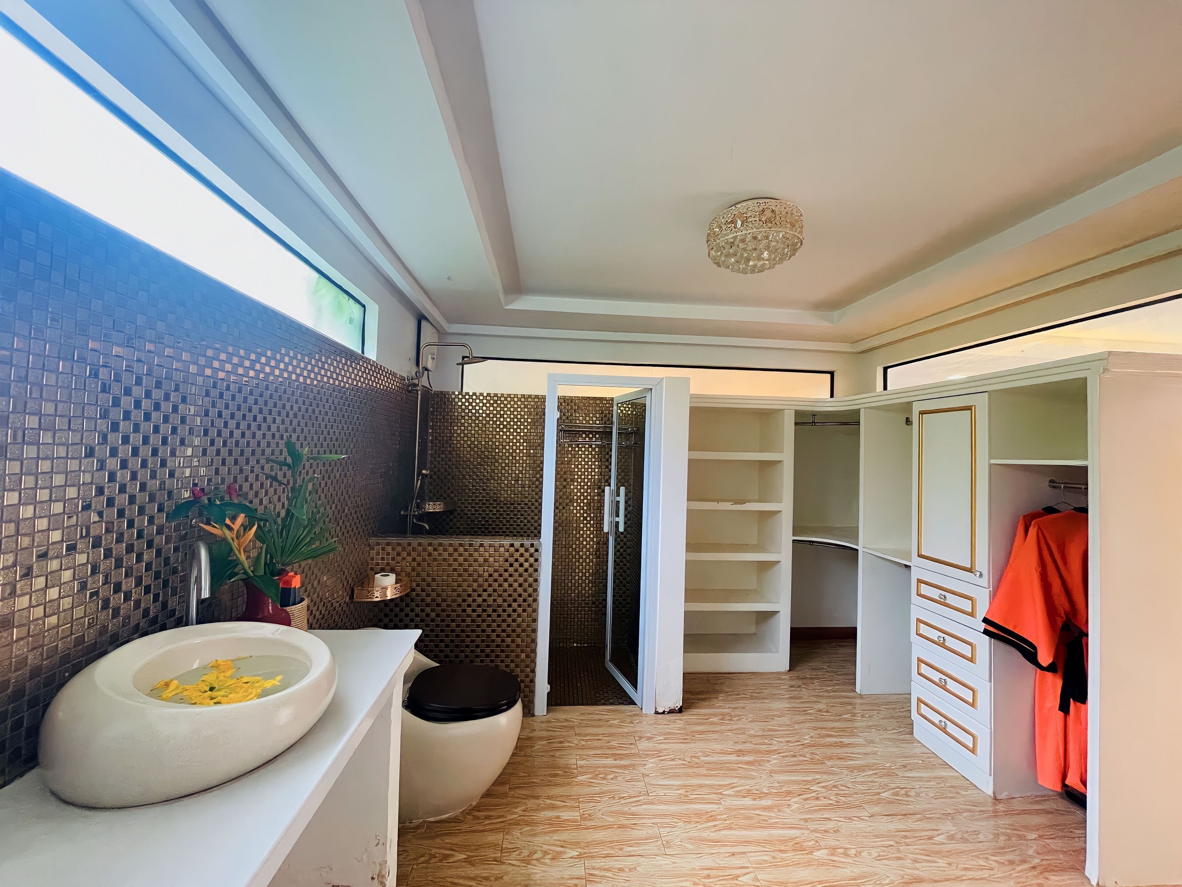 family room | bathroom | free toiletries, hair dryer, bathrobes, slippers