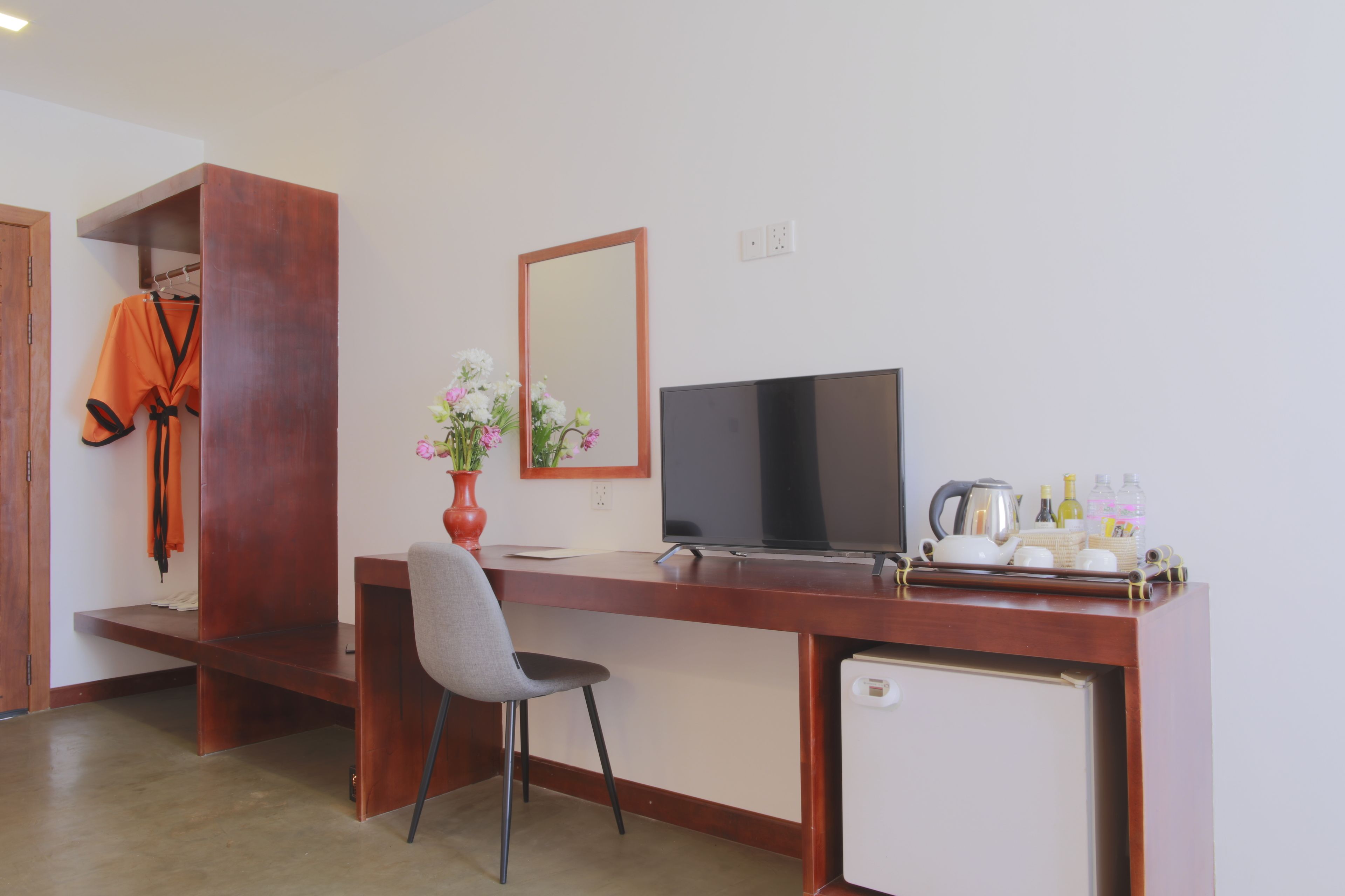 studio twin room, balcony, pool view- free bus station pick up | room amenity