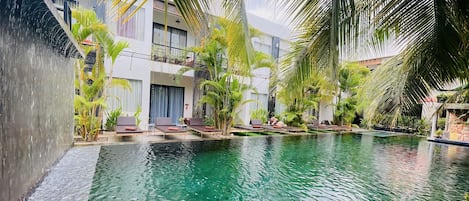 Hồ bơi ngoài trời, dù/ô trên bãi biển/hồ bơi, ghế dài tắm nắng
