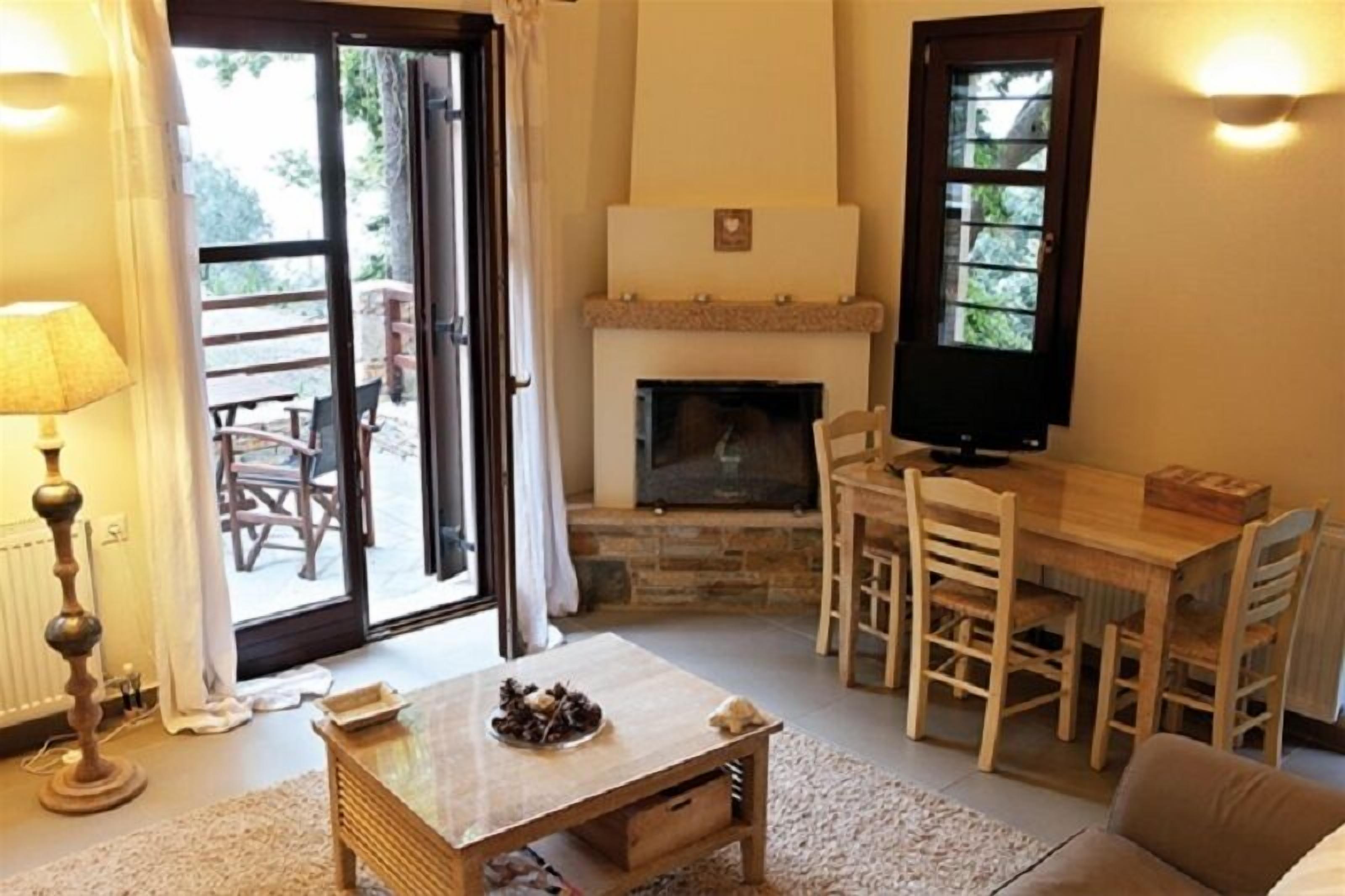 Loft, Fireplace | Living area | 19-inch flat-screen TV with digital channels, TV