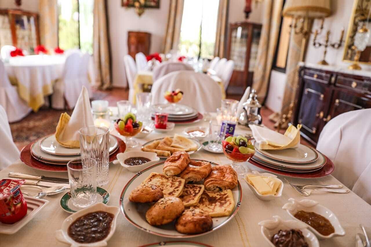 Breakfast, lunch, dinner served; international cuisine 