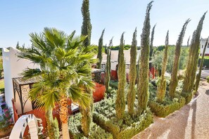 Een kluis op de kamer, een bureau, geluiddichte muren, gratis wifi