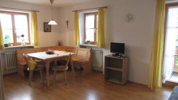 Classic-Apartment, 1 Schlafzimmer, Bergblick (Niederleger) | Essbereich im Zimmer