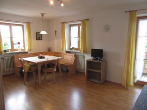 Classic Apartment, 1 Bedroom, Mountain View (Niederleger) | In-room dining