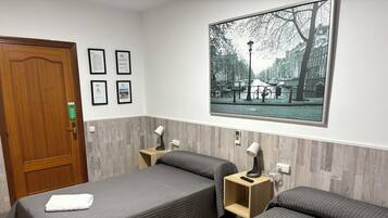 Habitación doble | Camas supletorias, wifi gratis, ropa de cama