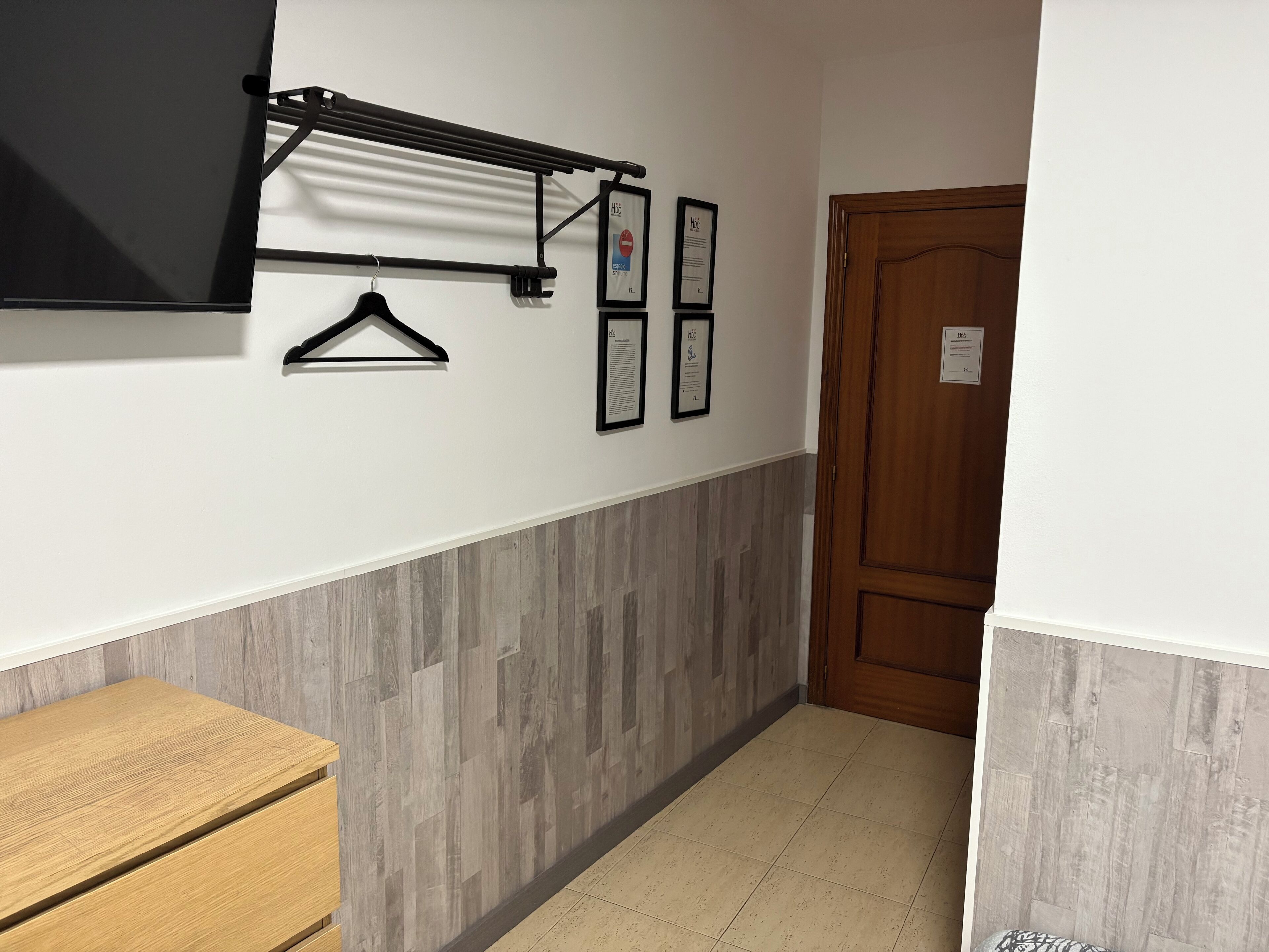 أسرّة قابلة للطي وواي فاي مجانًا وملاءات أسرّة