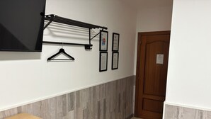 Rollaway beds (surcharge), WiFi (free), bed sheets - Hostal del Carmen (Terrassa)