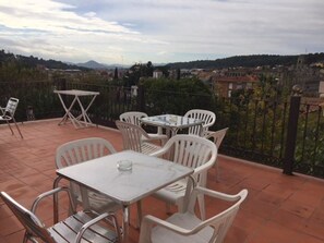 Outdoor dining - Hostal del Carmen (Terrassa)